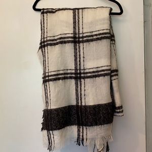 Cozy black & white trendy scarf